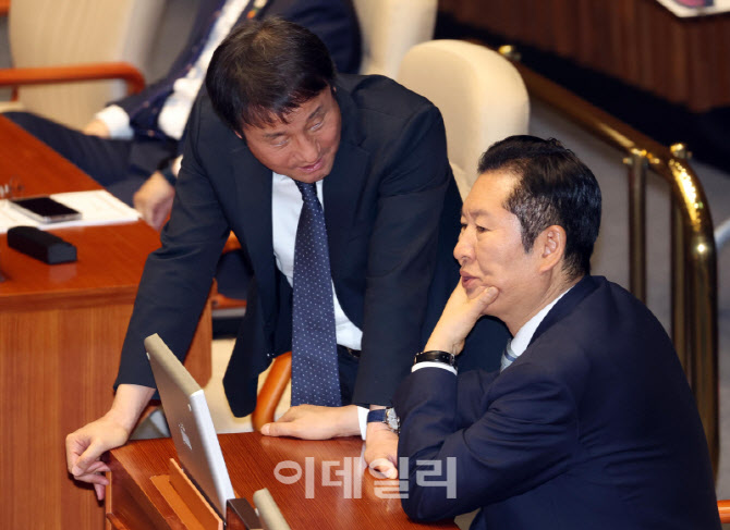 [포토]본회의, '대화하는 정청래-한병도'