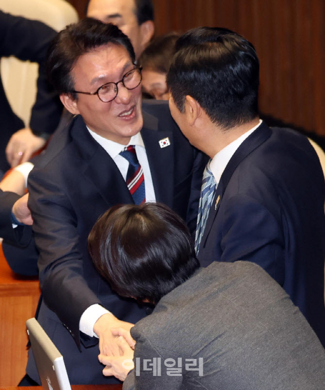 [포토]본회의, '인사하는 김민석-정청래'