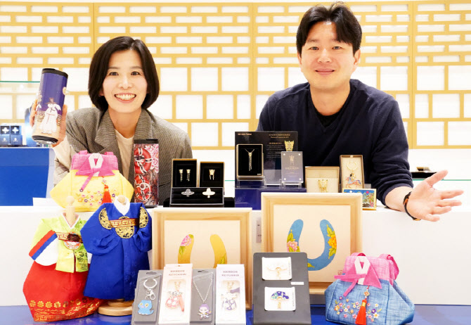 월드타워에 민화 들였다…롯데免, K컬처 매장 오픈