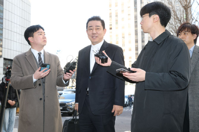 [포토]김병기 의원, 첫 피의자 신분으로 경찰 출석