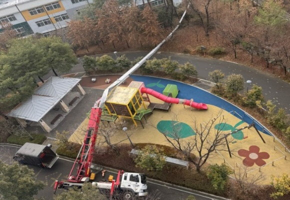 ‘쾅’ 놀이터 덮친 60m 이삿짐 사다리차…아찔했던 순간