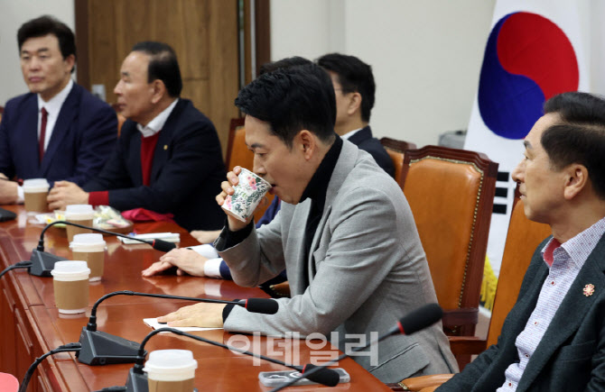 [포토]'중진의원들과 면담, '물 마시는 장동혁 대표'