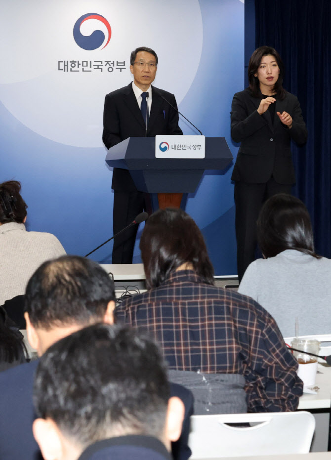 [포토]AI 악용 등 가짜뉴스 엄정 대응을 위한 검경 합동 담화문 발표하는 유재성 경찰청장 직무대행