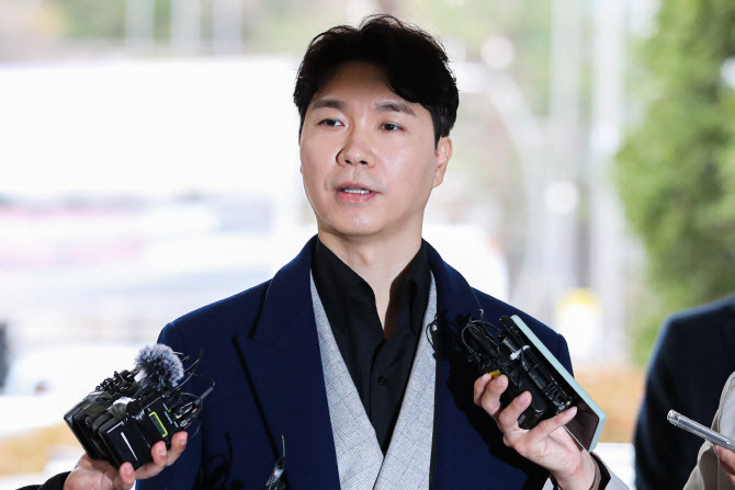 '수십억 횡령' 빅수홍 친형 부부…오늘 대법원 판결 나온다