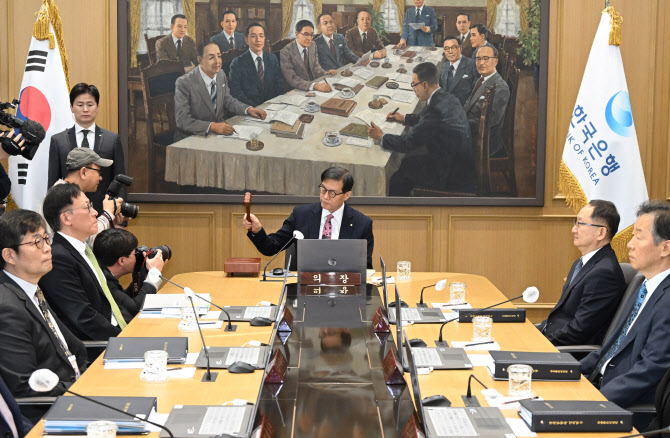금통위 “건설투자 부진에도 소비회복세 지속”