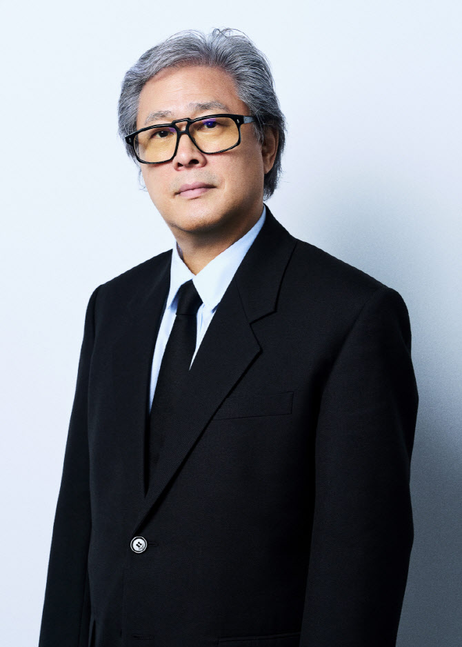 박찬욱 감독, 칸 영화제 심사위원장 위촉… 한국인 최초