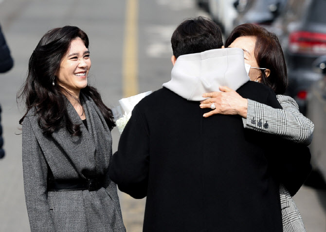 이부진, 아들 서울대 입학식 참석…홍라희도 나란히