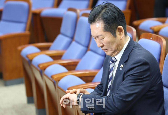 [포토]의원총회, '시간 확인하는 정청래 대표'