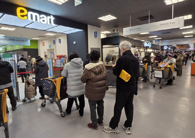 “정말 가격이 880원?” 삼겹살 600톤 푼 이마트…‘미끼’는 옛말[르포]