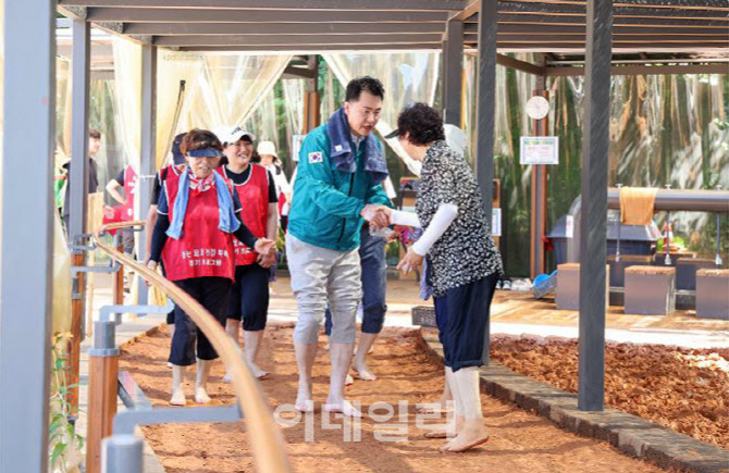 [포토] 도봉구, 맨발걷기 프로그램 확대 운영