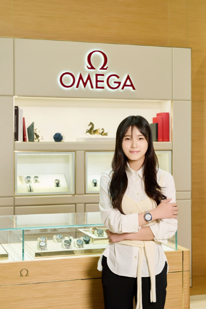 '올림픽 타임키퍼' 오메가, '첫 金' 최가온에 올림픽 시계 공식 전달