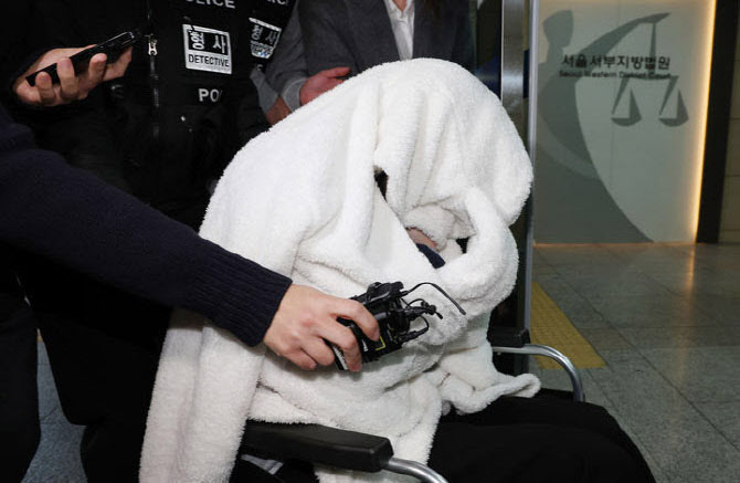 '반포대교 추락' 포르쉐 운전자 구속심사…담요로 얼굴 가린 채 침묵