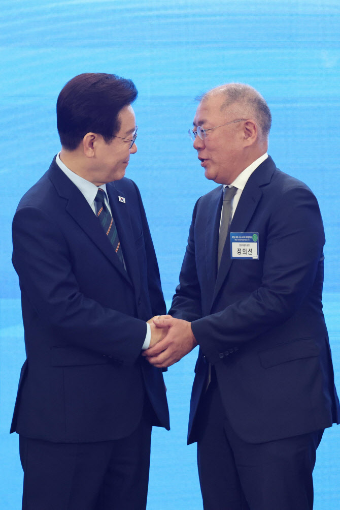 李 “국민 안전에 첨단기술 지원 감사”…정의선 “무인소방로봇 계속 개량”