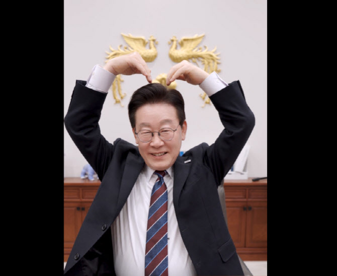 '틱톡' 가입한 李대통령, 손하트 날리며 "팔로우, 좋아요, 댓글 부탁"