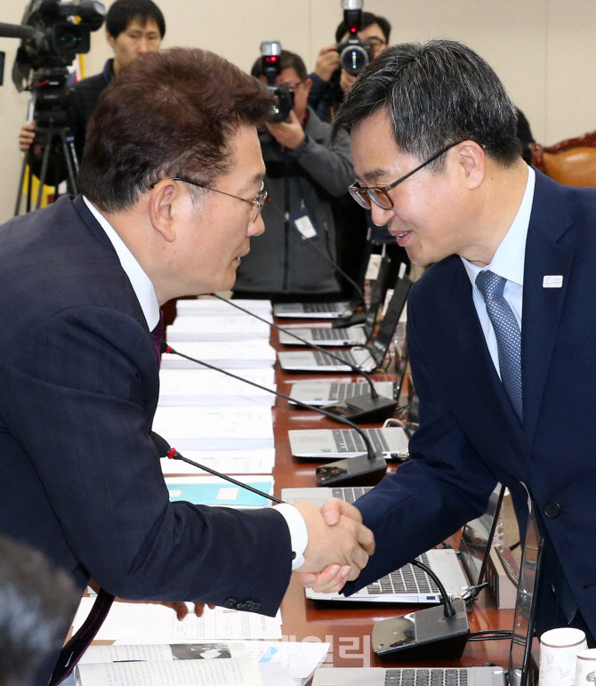 송영길 출판기념회 참석한 김동연 "산을 만나면 길 내는 정치인"