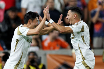 손흥민, 시즌 5호 도움·2명 퇴장 유도…LAFC 개막 2연승