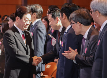 "집 안 팔려 걱정" 장동혁, 李대통령 마주치자...