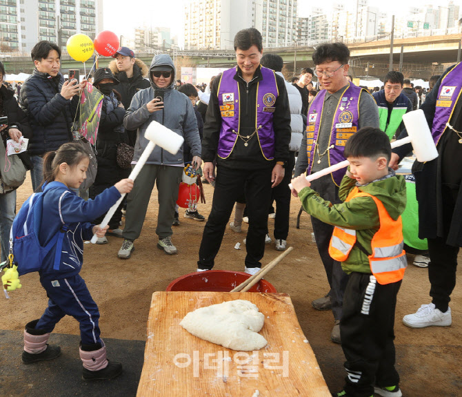 [포토] 정월대보름 떡메치기