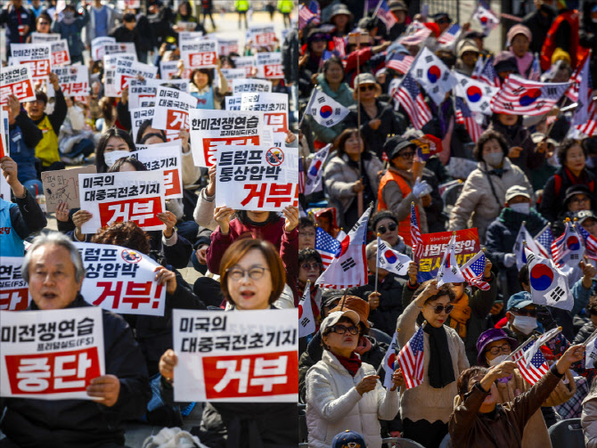 경찰, 3·1절 집회 기동대 50% 감축…'자율 질서'로 사고 없이 마무리