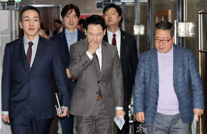 [포토]최고위원회의 향하는 장동혁 대표와 지도부