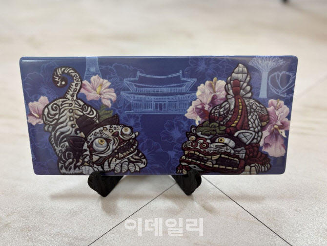 李대통령, 싱가포르 총리에 ‘호랑이·사자’ 그려진 도자기 선물