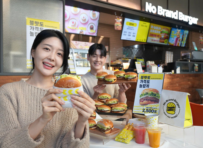 "빅맥 가격 올려요" vs "2500원 가격 파괴"…엇갈린 행보