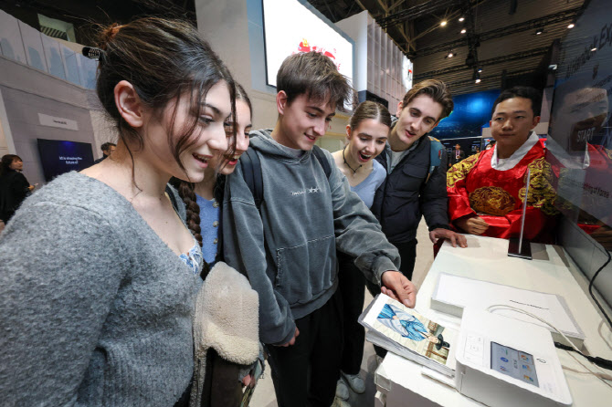[포토] MWC26 KT 전시관 내 K-컬처 프로그램 체험