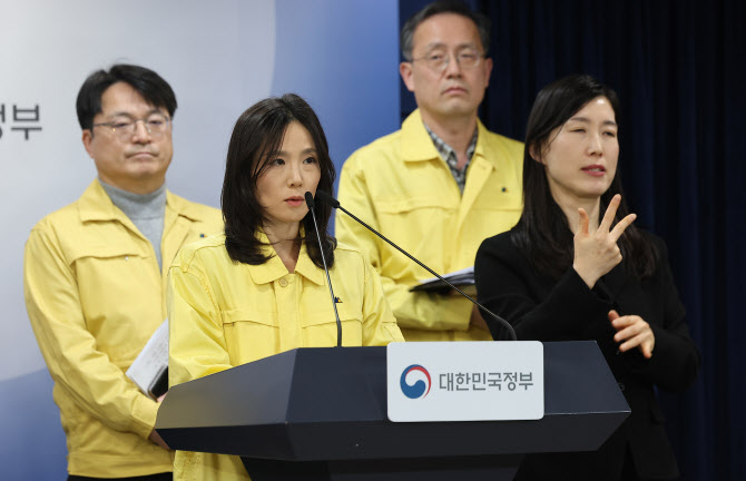 "중동 10여국에 우리 국민 1만 7000명…피해접수 아직 없어"