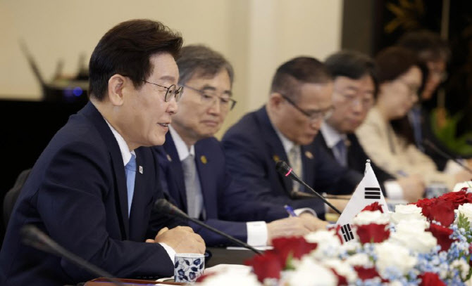 딥엑스, 한-싱 ‘AI 커넥트 서밋’서 대통령과 양국 장관들 앞에서 AI 반도체 시연