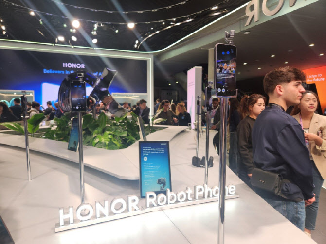 로봇폰은 고개 끄덕이고 휴머노이드는 공중제비…MWC26 달군 中 아너