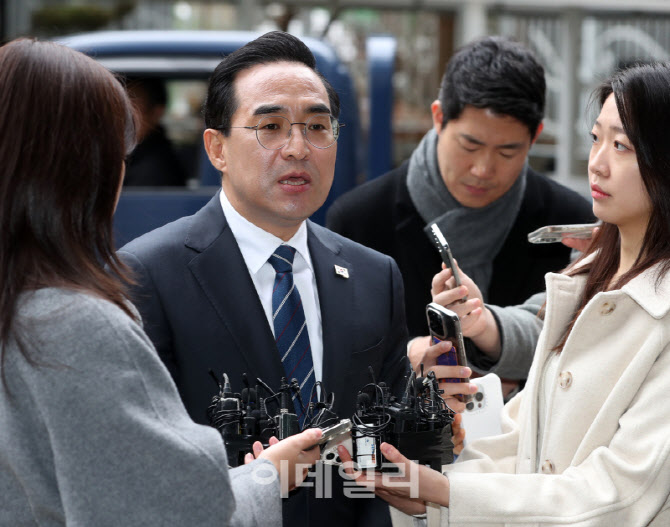 [포토] 박홍근 장관 후보자 첫 출근길