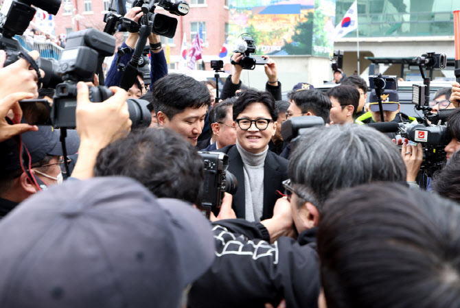 한동훈 “난 탄핵의 바다 건너는 배…출마는 부수적 문제”