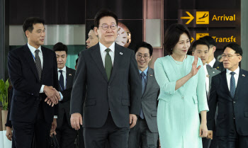 李대통령, 싱가포르 일정 마치고 필리핀으로 출발