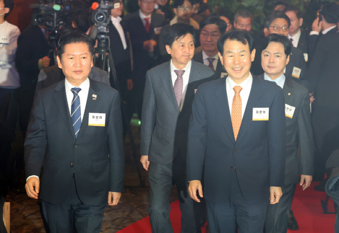 [포토]증권시장 개장 70주년 기념식 입장하는 정청래 대표-정은보 이사장