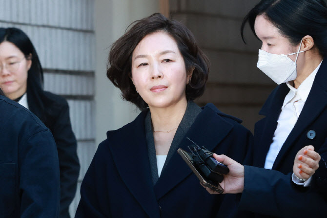 [포토]김경 전 서울시의원, 영장실질심사 마치고 이동