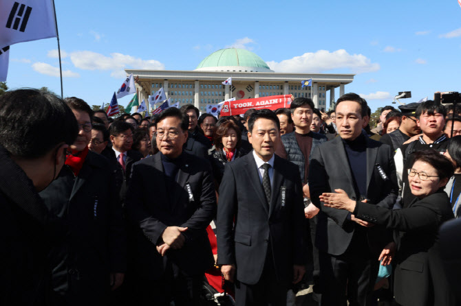 [포토]도보로 청와대 향하는 장동혁 국민의힘 대표와 지도부