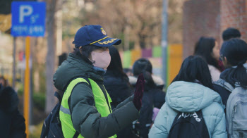 "금쪽같은 아이들 지켜야죠"…등·하굣길 지키는 `백발의 보안관`