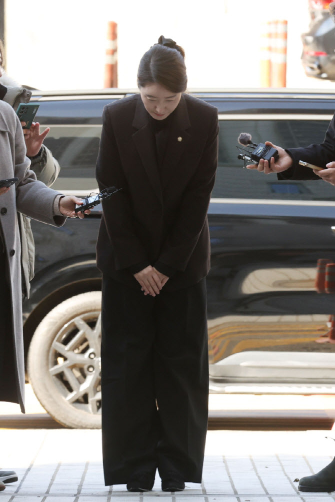 [포토]영장실질심사 출석하며 고개 숙이는 강선우 의원
