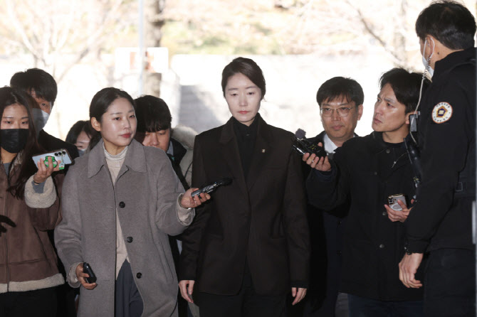 [포토]강선우 무소속 의원, 영장실질심사 출석