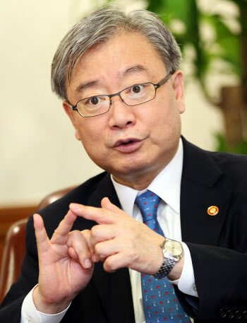 신한투자증권, 사외이사에 김석동 전 금융위원장 영입