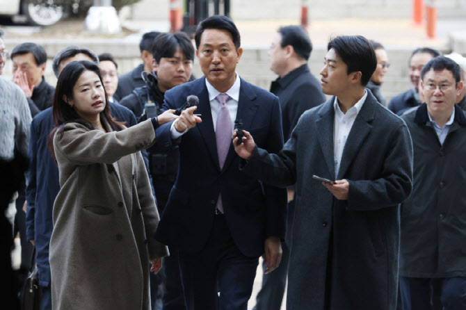 [포토]정치자금법위반 첫 공판 출석하는 오세훈 시장