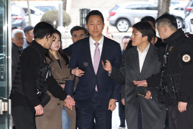 [포토]정치자금법위반 첫 공판 출석하는 오세훈 시장