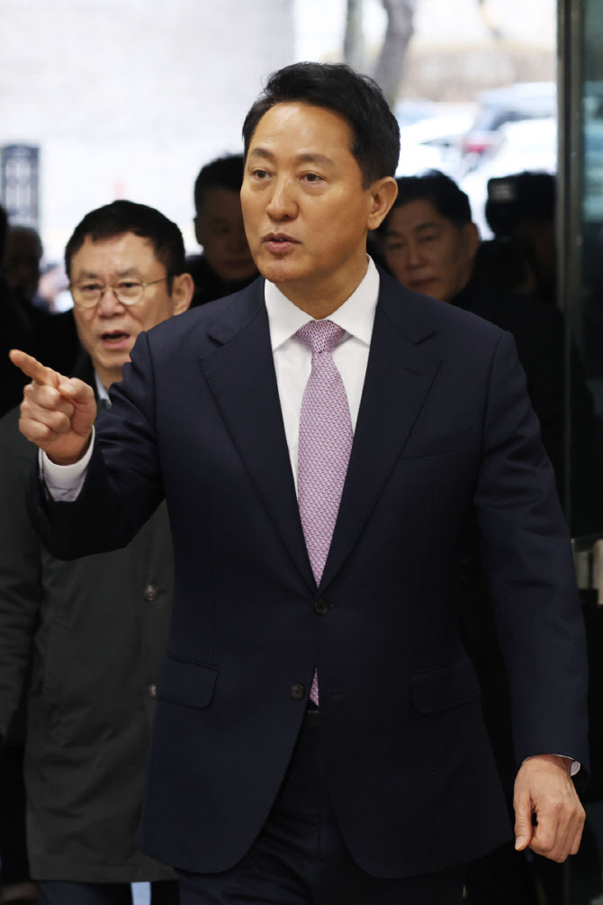 [포토]법정으로 향하는 오세훈 서울시장