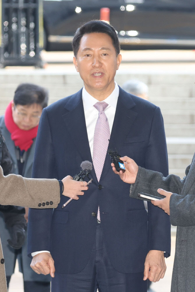 [포토]'여론조사비 대납 의혹' 받는 오세훈, 첫 공판 출석