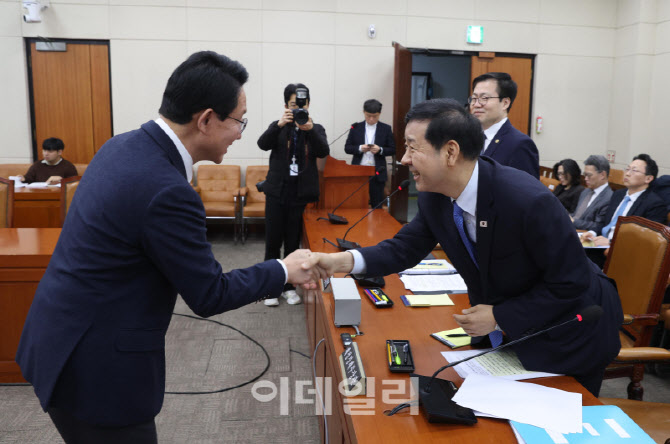 [포토]대미투자특위, '악수하는 김상훈-구윤철'