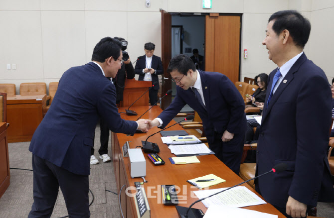 [포토]대미투자특위, '악수하는 김상훈-여한구'