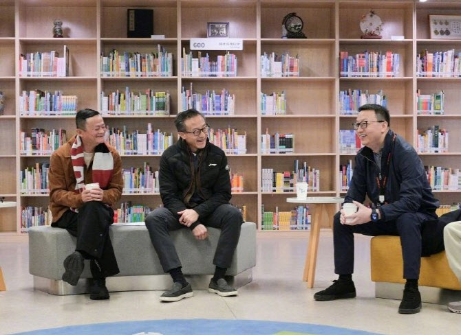 ‘AI 인재’ 강조한 마윈 “학생들, AI와 공존하는 법 배워야”
