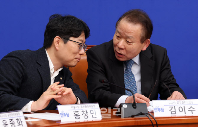[포토]공천관리위원장 연석회의, '대화하는 김이수-홍창민'
