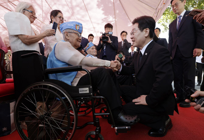 李, 필리핀 한국전 참전기념비 헌화…참전 노병 만나 “헌신에 감사하다”