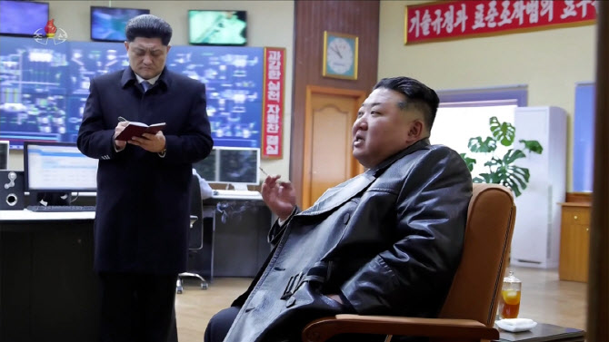 "북한 김정은 참수작전 시 1억명 사망"...'담배샷' 이유?